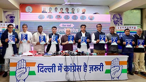 5000 രൂപ പെന്ഷന്, അധികാരത്തിലെത്തിയാല് ജാതി സര്വേ; ഡല്ഹിയില് പ്രകടന പത്രിക പുറത്തുവിട്ട് കോണ്ഗ്രസ്
