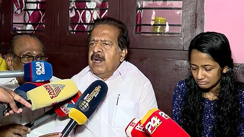 "പൊലീസിന് വീഴ്ചയുണ്ടായി, മക്കളെ സർക്കാർ സംരക്ഷിക്കണം"; നെന്മാറയിൽ കൊല്ലപ്പെട്ട സുധാകരൻ്റെ വീട്ടിലെത്തി രമേശ് ചെന്നിത്തല