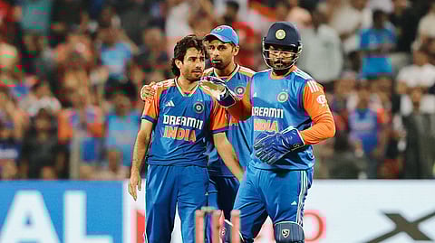 ഇതാണ് മാസ്സ് കംബാക്ക്; 15 റൺസിന് ഇംഗ്ലണ്ടിനെ വീഴ്ത്തി ടി20 പരമ്പര തൂക്കി സൂര്യയും പിള്ളേരും