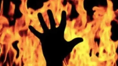 ആലപ്പുഴയില് വൃദ്ധദമ്പതികള് വീടിനുള്ളില് പൊള്ളലേറ്റ് മരിച്ച നിലയില്; മകനെ കാണാനില്ല