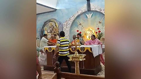 'പുതിയ വൈദികൻ പുതിയ രീതിയിൽ കുർബാന നടത്തണം'; കോട്ടയത്ത് ഏകീകൃത കുർബാനയെ ചൊല്ലി സംഘർഷം; പൊലീസെത്തി പള്ളി അടപ്പിച്ചു