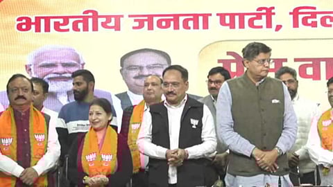 ആം ആദ്മി പാർട്ടിക്ക് പ്രഹരം; രാജിവെച്ച 8 എംഎൽഎമാർ ബിജെപിയിലേക്ക്