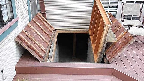 വിൽപ്പന നടത്തിയ വീടിൻ്റെ ബേസ്മെൻ്റിൽ രഹസ്യമായി താമസം; എഴു വർഷത്തിനു ശേഷം കള്ളി പുറത്തായി, വീട് മാത്രമാണ് വിറ്റത് ബേസ്മെൻ്റല്ലെന്ന് മുൻ ഉടമ