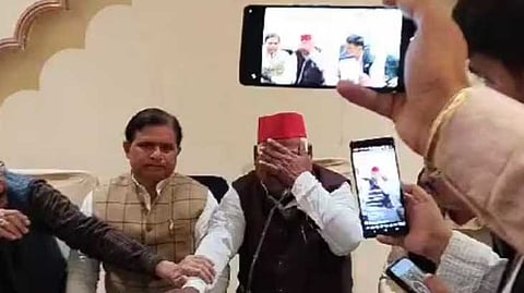 ദളിത് യുവതിയെ പീഡിപ്പിച്ച് കൊലപ്പെടുത്തിയെന്ന് റിപ്പോർട്ട്; നീതി ലഭിച്ചില്ലെങ്കിൽ രാജി വെക്കുമെന്ന് പ്രഖ്യാപിച്ച് പൊട്ടിക്കരഞ്ഞ് ഫൈസാബാദ് എംപി