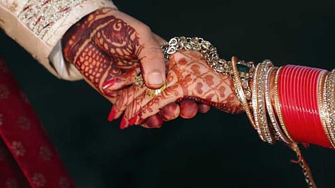 'ചോളി കെ പീച്ചേ ക്യാ ഹേ' ഗാനത്തിന് ചുവടുവെച്ച് പ്രതിശ്രുത വരൻ; കല്യാണത്തിൽ നിന്ന് പിൻമാറി വധുവിൻ്റെ അച്ഛൻ