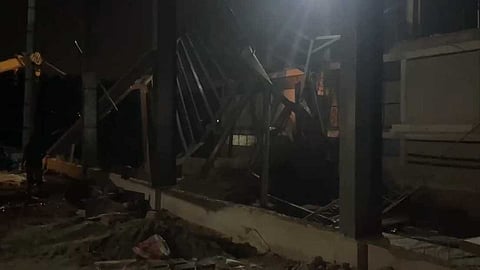 ആലുവയിൽ കെട്ടിടം തകർന്നുവീണു; കോൺക്രീറ്റ് തട്ടിനടിയിൽ കുടിങ്ങിയ തൊഴിലാളികളെ രക്ഷപ്പെടുത്തി