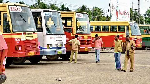 പൊതുജനത്തെ വലച്ച് KSRTC പണിമുടക്ക്, 50% ജീവനക്കാർ ജോലിക്കെത്തില്ല; ഡയസ്നോൺ പ്രഖ്യാപിച്ച് സർക്കാർ