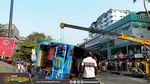 കോഴിക്കോട് അരയിടത്തുപാലം ബസ് അപകടം; 50 പേർ ചികിത്സയിൽ, അപകടകാരണം അമിത വേഗമെന്ന് യാത്രക്കാർ, ഡ്രൈവർക്കെതിരെ കേസെടുത്തു