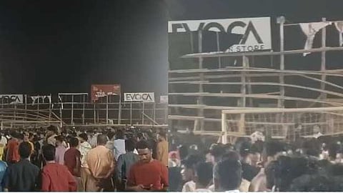 വല്ലപ്പുഴയിൽ ഫുട്ബോൾ ടൂർണമെൻ്റിനിടെ ഗാലറി തകർന്നു;
നിരവധി കാണികൾക്ക് പരിക്ക്