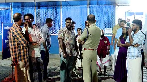 ഇരുപതംഗ സംഘത്തിന് പൊലീസ് മർദനം; സംഭവം വിവാഹാനുബന്ധ ചടങ്ങിൽ പങ്കെടുത്ത് മടങ്ങവെ