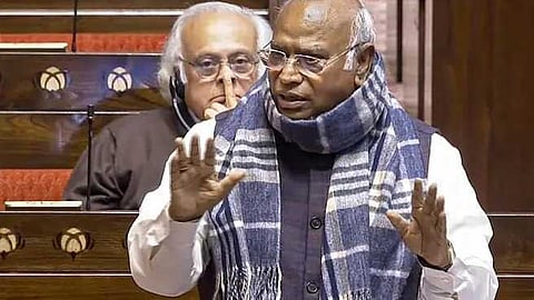 'ബിജെപി എംപിയുടെ തന്തയ്ക്ക് വിളിച്ചു'; പാർലമെൻ്റിൽ നിയന്ത്രണം നഷ്ടപ്പെട്ട് മല്ലികാർജുൻ ഖാർഗെ