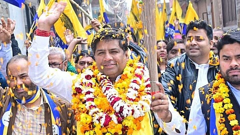 വനിതാ വോട്ടർക്ക് ഫ്ലൈയിങ് കിസ് നൽകി, അപമര്യാദയായി പെരുമാറി; ആം ആദ്മി പാർട്ടി എംഎൽഎ നിയമക്കുരുക്കിൽ