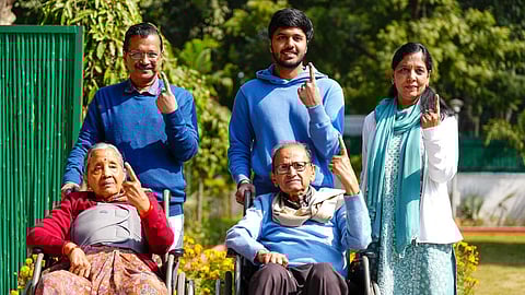 കുടുംബസമേതം വോട്ട് ചെയ്യാനെത്തി കെജ്രിവാൾ, അമ്മയും അച്ഛനും എത്തിയത് വീൽ ചെയറിൽ | VIDEO