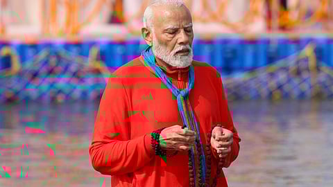 മന്ത്രങ്ങൾ ഉരുവിട്ട് ത്രിവേണി സംഗമത്തിൽ സ്നാനം; നരേന്ദ്ര മോദി മഹാകുംഭമേളയിൽ