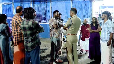 വിവാഹ സംഘത്തിനു നേരെ അതിക്രമം: പൊലീസുകാര്ക്കെതിരെ കേസെടുത്തു; എസ്ഐക്ക് സ്ഥലംമാറ്റം