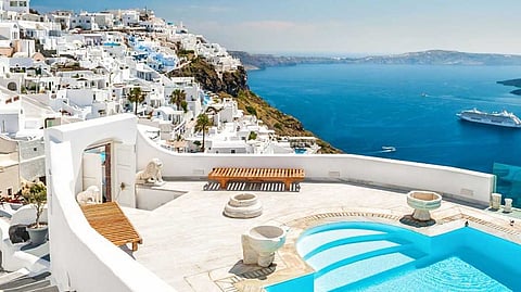 ഗ്രീസിലെ 'ഇൻസ്റ്റഗ്രാം ഐലൻഡിൽ' ഒരാഴ്ചയ്ക്കിടെ റിപ്പോർട്ട് ചെയ്തത് 400 ഭൂചലനങ്ങൾ; ആയിരങ്ങൾ പ്രദേശം വിട്ടു