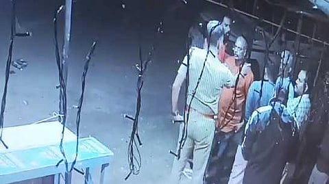 ഇടുക്കി കൂട്ടാറിൽ പൊലീസ് അതിക്രമം; കുമരകംമെട്ട് സ്വദേശിയുടെ പല്ലടിച്ചു പൊട്ടിച്ചു; ദൃശ്യങ്ങൾ പുറത്ത്