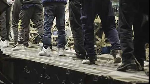 യുഎസ് നാടുകടത്തൽ: ഇന്ത്യക്കാരെ വിലങ്ങിട്ടുകൊണ്ടുള്ള ദൃശ്യങ്ങൾ പങ്കുവെച്ച് യുഎസ് ബോർഡർ പട്രോൾ