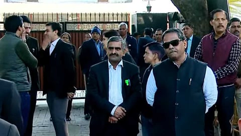 ഡൽഹിയിൽ നാടകീയ നീക്കങ്ങൾ; കെജ്രിവാളിൻ്റെ മൊഴിയെടുക്കാനെത്തിയ ഡൽഹി പൊലീസ് സംഘത്തെ ഗേറ്റിൽ തടഞ്ഞ് അഭിഭാഷകർ