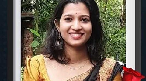 ഹോസ്റ്റൽ കെട്ടിടത്തിലെ ഡ്രെയ്നേജ് സ്ലാബ് തകർന്ന സംഭവം;
മാൻഹോളിൽ വീണ യുവതി മരിച്ചു