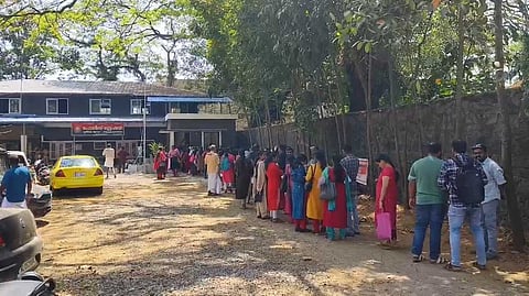 പകുതി വില തട്ടിപ്പ്: പരാതി നൽകാൻ സ്റ്റേഷനിലെത്തുന്നത് നൂറുകണക്കിനാളുകൾ