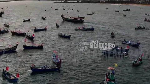 കടൽമണൽ ഖനനത്തിനെതിരെ CITU സമരം; കടലിൽ വള്ളങ്ങളിറക്കി മത്സ്യത്തൊഴിലാളികൾ
