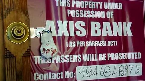 അടൂരിൽ വീട് ജപ്തി ചെയ്തു; പട്ടികജാതി കുടുംബം 16 ദിവസമായി താമസിക്കുന്നത് വരാന്തയിൽ