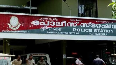 പത്തനംതിട്ടയിൽ 13 കാരിയെ അമ്മയുടെ ഒത്താശയോടെ ബലാത്സംഗം ചെയ്തു; അമ്മയും ആൺ സുഹൃത്തും അറസ്റ്റിൽ