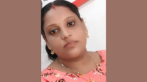 മൈക്രോ ഫിനാന്സ് അംഗങ്ങള് വീട്ടിലെത്തി ഭീഷണിപ്പെടുത്തി, അവധി ചോദിച്ചിട്ടും നല്കിയില്ല; തൃശൂര് യുവതി ജീവനൊടുക്കിയതായി പരാതി