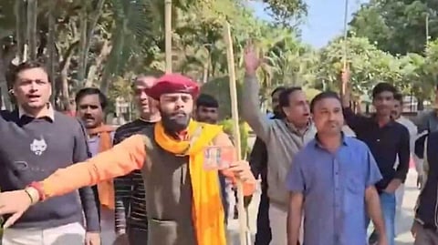 'അശ്ലീലം' അനുവദിക്കില്ല; വാലന്റെെൻസ് ദിനം ആഘോഷിക്കാതെ പുല്വാമ ഹീറോകളെ സ്മരിക്കൂ; ബിഹാറില് പ്രണയിതാക്കളെ തല്ലിയോടിച്ച് ഹിന്ദു സംഘടന