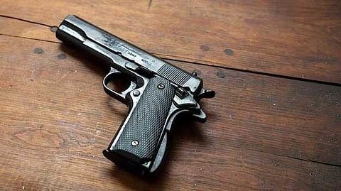 15 വയസ്സുകാരൻ്റെ കയ്യിൽ നിന്ന് അബദ്ധത്തിൽ തോക്ക് പൊട്ടി; നാല് വയസുകാരൻ മരിച്ചു, അമ്മയ്ക്ക് ഗുരുതര പരിക്ക്