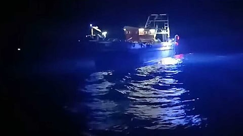 ഹൈവോൾട്ടേജ് ലൈറ്റ് ഉപയോഗിച്ച് മീൻപിടിത്തം; ഇതരസംസ്ഥാന സംഘങ്ങളുടെ അനധികൃത മത്സ്യബന്ധനത്തിൽ പൊറുതിമുട്ടി മത്സ്യത്തൊഴിലാളികൾ