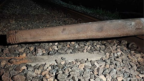 കൊല്ലം കുണ്ടറയില് പാളത്തിന് കുറുകെ വെച്ച ടെലിഫോണ് പോസ്റ്റില് ട്രെയിന് തട്ടി; അട്ടിമറി ശ്രമമെന്ന് സംശയം