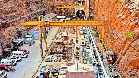 രക്ഷാപ്രവർത്തനത്തിന് നാവിക സേനയും; തെലങ്കാനയിൽ തുരങ്കത്തിൽ കുടുങ്ങിയവരെ പുറത്തെടുക്കാനുള്ള ശ്രമം തുടരുന്നു