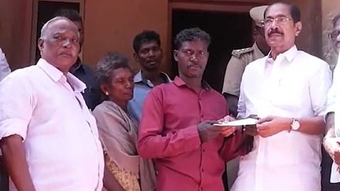 ആറളത്തെ കാട്ടാന ആക്രമണം: കൊല്ലപ്പെട്ട ദമ്പതികളുടെ മക്കൾക്ക് നഷ്ടപരിഹാര തുകയുടെ ആദ്യ ഗഡു കൈമാറി