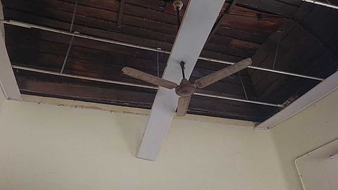 ഓഫീസ് കെട്ടിടത്തിൻ്റെ മേൽക്കൂര തകർന്നുവീണ് അസിസ്റ്റൻ്റ് ലേബർ ഓഫീസർക്ക് പരിക്ക്