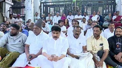 യുഡിഎഫ് വയനാട് കളക്ട്രേറ്റ് വളയൽ സമരത്തിനിടെ സംഘർഷം;പ്രതിഷേധം സെക്രട്ടറിയേറ്റിലേക്ക് വ്യാപിപ്പിക്കുമെന്ന് നേതാക്കൾ