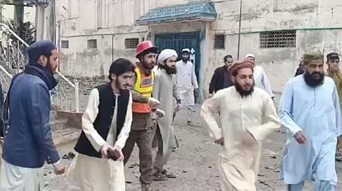 പാകിസ്ഥാനിൽ ജുമാ നിസ്കാരത്തിനിടെ പള്ളിയിൽ ബോംബ് സ്ഫോടനം; അഞ്ച് പേർ കൊല്ലപ്പെട്ടു