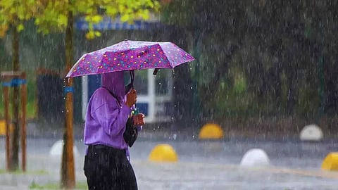 ഡൽഹിയിൽ മഴ തുടരും; ഉത്തര ദക്ഷിണ മേഖലകളിൽ ഇടിമിന്നലോടുകൂടിയ ശക്തമായ മഴയെന്ന് കലാവസ്ഥാ വകുപ്പ്