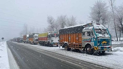കനത്ത മഞ്ഞുവീഴ്ചയും മണ്ണിടിച്ചിലും; ശ്രീനഗർ-ജമ്മു ദേശീയ പാത മൂന്നാം ദിവസവും അടച്ചിട്ടു