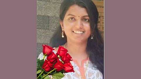 കോഴിക്കോട് പയ്യോളിയില് നവവധു ഭര്തൃവീട്ടില് മരിച്ച നിലയില്; അസ്വാഭാവികതയെന്ന് കുടുംബം