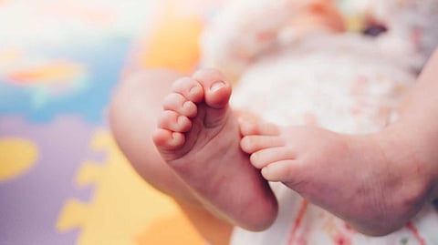 കുട്ടി ദുഷ്ടാത്മാവിന്റെ സ്വാധീനത്തിലെന്ന് വിശ്വാസം; ഒഡീഷയിൽ ഒരു മാസം പ്രായമുള്ള കുഞ്ഞിനെ ചൂടുള്ള ഇരുമ്പ് ദണ്ഡ് കൊണ്ട് പെള്ളിച്ചത് 40 തവണ