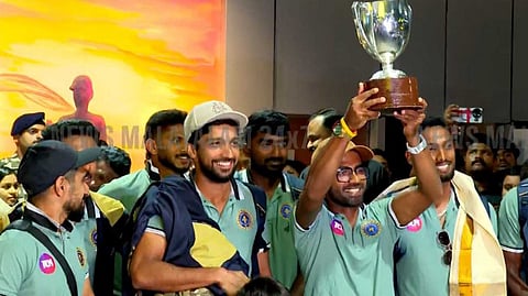 രഞ്ജി ട്രോഫിയിലെ ചരിത്ര നേട്ടം; തലസ്ഥാനത്തെത്തിയ കേരള ടീമിന് വന് വരവേല്പ്പ്