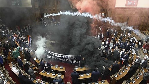 സെര്ബിയന് പാര്ലമെന്റില് പുകബോംബിട്ട് പ്രതിപക്ഷം; മൂന്ന് എംപിമാര്ക്ക് പരിക്ക്, ഒരാളുടെ നില ഗുരുതരം