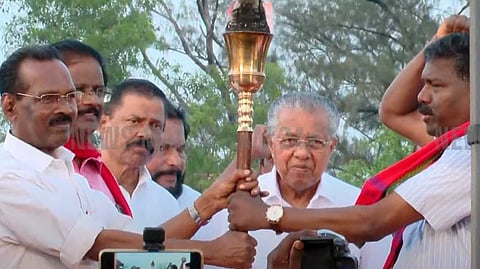 ചെങ്കടലായി കൊല്ലം; സിപിഐഎം സംസ്ഥാന സമ്മേളനത്തിന് കൊടിയേറ്റം;പ്രതിനിധി സമ്മേളനം നാളെ, മുഖ്യമന്ത്രി നവകേരള രേഖ അവതരിപ്പിക്കും