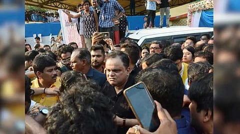 മന്ത്രിയുടെ വാഹനമിടിച്ച് വിദ്യാർഥികൾക്ക് പരിക്ക്; പശ്ചിമ ബംഗാൾ മന്ത്രിക്കും ഡ്രൈവർക്കുമെതിരെ കേസ്