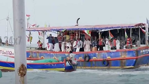 "കടൽ മണൽ ഖനനം പാരിസ്ഥിതിക പഠനം നടത്താതെ, സർക്കാർ കള്ളക്കളി അവസാനിപ്പിക്കണം "; തോട്ടപ്പള്ളിയിലെ സമരസംഗമത്തിൽ കെ.സി. വേണുഗോപാൽ