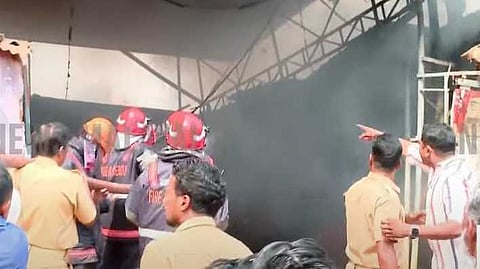 കളമശേരിയിൽ വന് തീപിടിത്തം; വീടുകളിലേക്കും തീപടർന്നെന്ന് സംശയം