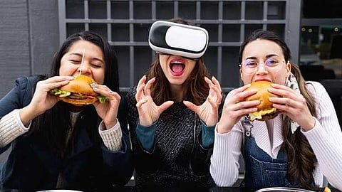 കാശ് മുടക്കാതെ ഫുഡ് ട്രൈ ചെയ്യാൻ, വെർച്വൽ റിയാലിറ്റി!