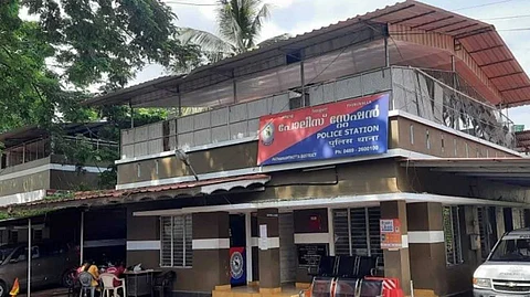മകന്റെ ശരീരത്തില് സെല്ലോടേപ്പ് വെച്ച് ഒട്ടിച്ച് മയക്കുമരുന്ന് വിതരണം ചെയ്യല്; തിരുവല്ല സ്വദേശി പൊലീസ് പിടിയില്